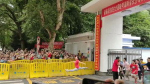 2020高考落幕，长沙市一中考生劈叉式庆祝