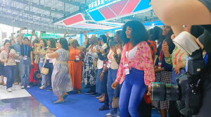 探展视频| 观众与非洲留学生热情共舞