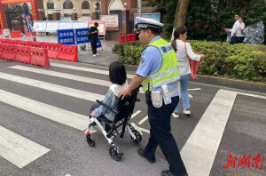女孩受伤 交警护考