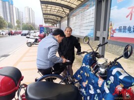 【学雷锋】帮助老人找亲人 小城大爱暖人心