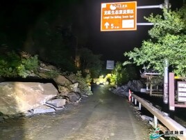 公路部门奋战六小时，清除塌方保畅通