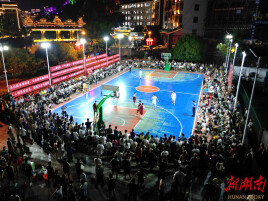 篮球赛场“燃”激情 安全知识“热”传递