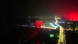 两千架无人机点亮县城夜空 欢庆七十华诞