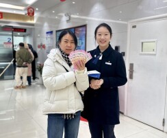 寒意难挡热情 湖南建行马年钞币兑换火爆