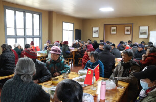 因地制宜办好老年食堂：华容“一餐热饭”里的民生温度