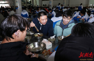 袁章中在江华一中督导“校园餐”管理工作并进行陪餐