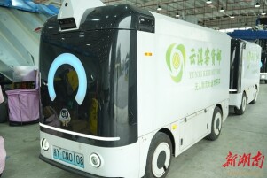 在现场：“无人快递员”跑遍大街小巷