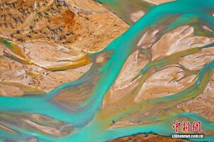 新疆阿克苏：托什干河湿地河道蜿蜒 犹如大地脉络