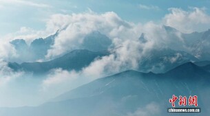 马牙雪山雪后若隐若现 壮美与温柔并存