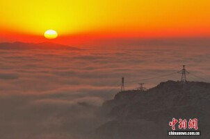 湖北巴东：日出映雪景 云海如仙境