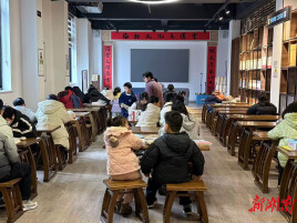 临湘：绿韵护苗承美德 书香润市贺新程