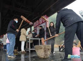 百人挥槌，年味“糍”来！屈子文化园上演热气腾腾的新春序曲