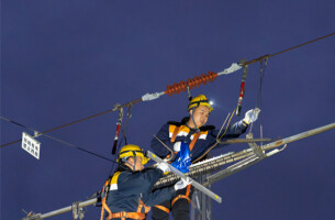 Railway Technicians Work to Ensure Smooth Spring Festival Travel Rush