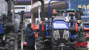 鹤城：抢农时备春耕 农机市场购销忙