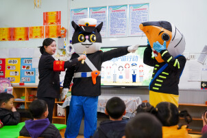 寒假惊喜！湖南这个托管班现戒毒警察版“黑猫警长”