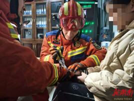 学生戒指卡手，消防员5分钟解困局