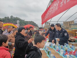 戒毒警察赶春集  “摆摊”普法护航返程路