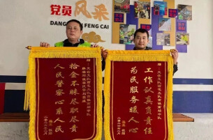 垃圾桶上的1万元，被他俩捡到了！