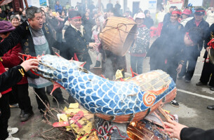 烈火“烧”去尘埃 武术“点”亮新春 来麻阳苗乡感受百年龙灯情