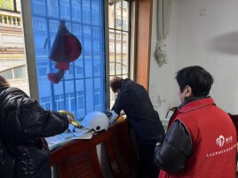 老旧小区护窗悬空，宝塔山社区自治联动火速排险