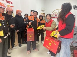 云塘社区暖心慰问外卖小哥 守护城市奔跑者