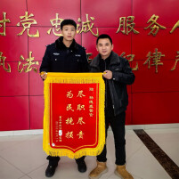 床垫下藏着数千元！湘西民警帮游客完璧归赵