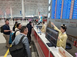 首都机场穿汉服的“服务大使”火了