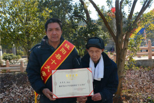 湖南好人王石文：抚育亡兄子女，37年照顾同父异母失明大哥