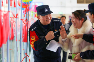 怀化站候车室开展“元宵共赏平安灯，禁毒同守团圆年”宣传活动