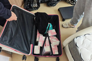 男子清理房间发现“百万现金”，民警一查结果大反转