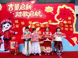 吉量神马踏歌来，童声清越满校园！博才金鹰小学开学日上演“民歌美育”大戏