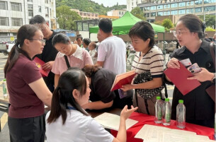 “拿到这个红本本，心里终于踏实了！”