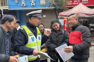 人头攒动的集市上，凤凰交警现场“唠安全”