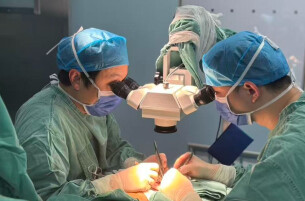 既做手术又带徒弟，这个专家扎根龙山，打造 “带不走的医疗队”