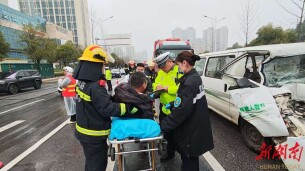 四车追尾驾驶员被困，消防力量迅速营救化险为夷