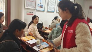 东湖社区开展退休人员便民服务活动 暖心服务守护银龄幸福