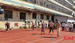 体育周刊丨足踩高跷，走向成长的平衡