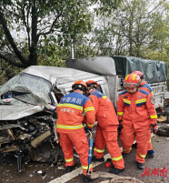辰溪县：两车相撞一人被困 消防火速破拆救援