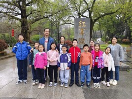 清明祭英烈 春雨润童心