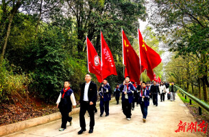行走的思政课 薪火永相传  大祥区西直街小学600余名师生徒步祭英烈