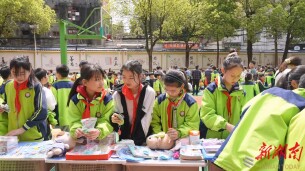 人民路小学开展学雷锋爱心义卖活动 传递校园温暖