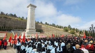 武冈：“老少共祭”缅怀英烈 红色基因代代传承