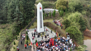 小学生徒步17公里祭扫烈士墓