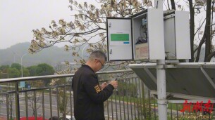 鹤城区气象局开展汛期巡检维护工作