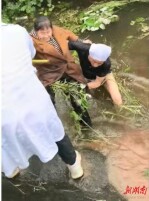 雨中紧急救援 浏阳市蕉溪镇金云村干群合力营救落水村民