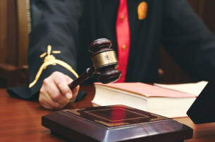 农田作业拖拉机出事故，交强险赔不赔？法院判了！