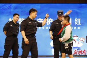 零距离教学 巡特警进校园送上硬核安全课 