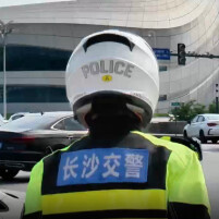 用“斯皮尔伯格”镜头打开交通安全警示