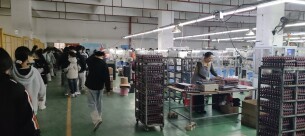 江华县小圩中学：学生走出课堂进车间 触摸工业脉搏