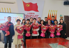 娄底八中召开退休教师欢送会